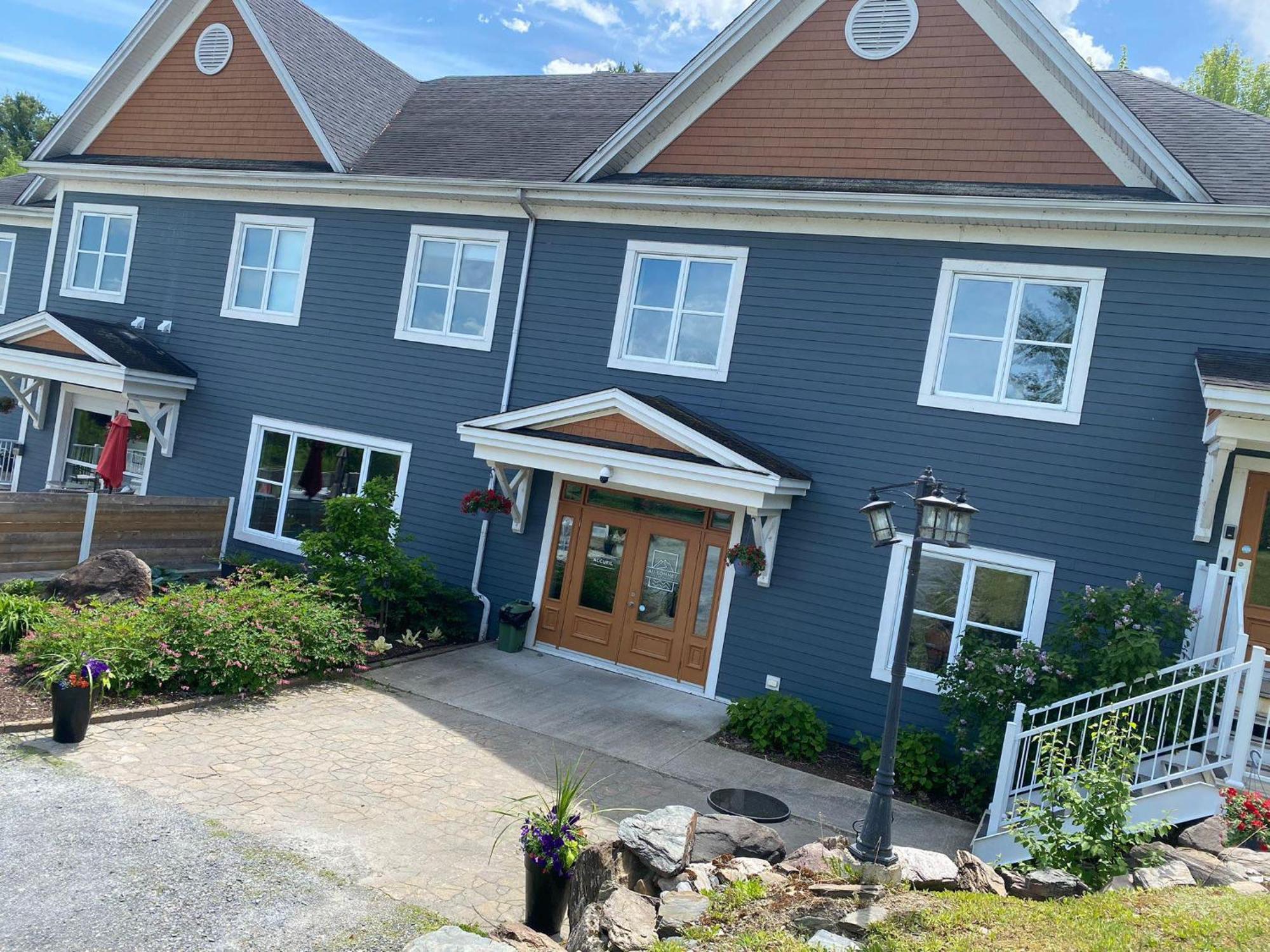 Location Au Sommet Du Lac Magog Luaran gambar